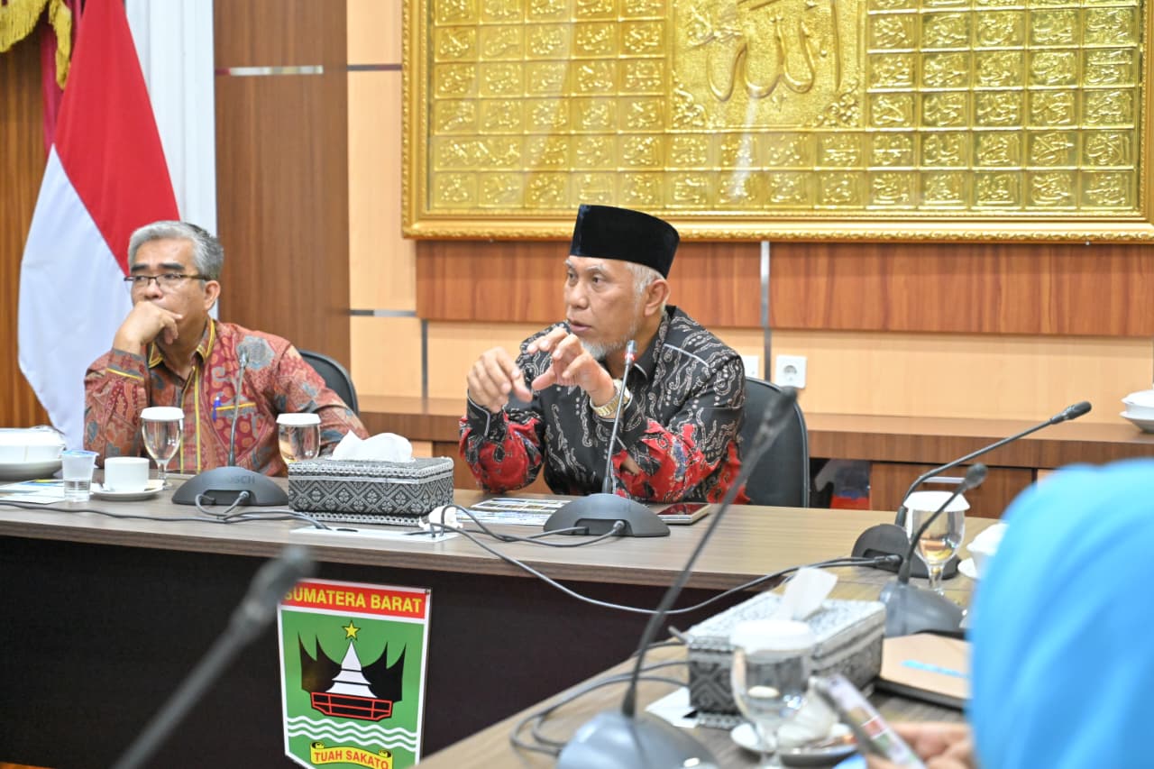 Gubernur Sumbaelr Mahyeldi (berkopiah) saat menerima audiensi jajaran FMIPA Unand. Foto Adpsb. 