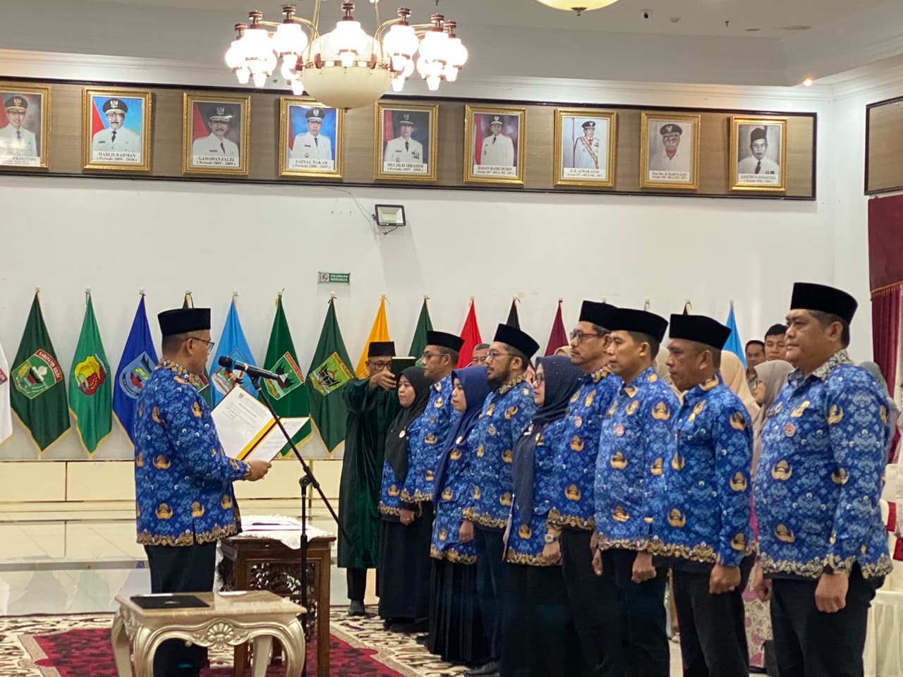 Sekda Sumbar, Arry Yuswandi, melantik tujuh Pejabat Administrator dan satu Pejabat Pengawas di Auditorium Gubernuran, Jumat (31/7/2026). Foto Adpsb. 