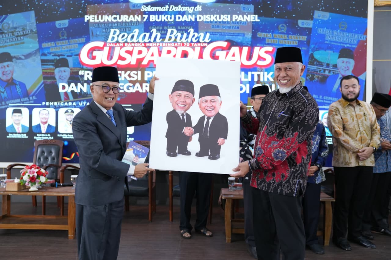 Gubernur Sumbar Mahyeldi (kanan) menghadiri Peluncuran Tujuh Buku dan Diskusi Panel dalam rangka memperingati 70 Tahun Guspardi Gaus di Padang, Sabtu (1/8/2026). Foto Adpsb. 