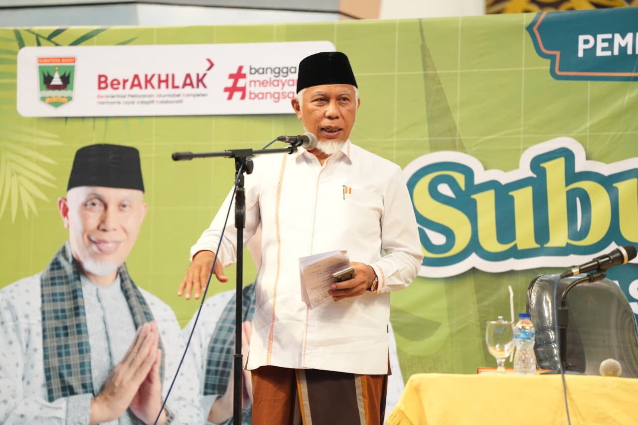 Gubernur Mahyeldi saat menghadiri Subuh Mubarak ASN Pemprov Sumbar di Masjid Raya Syekh Ahmad Khatib Al-Minangkabawi, Minggu (2/8/2026). Foto Adpsb. 