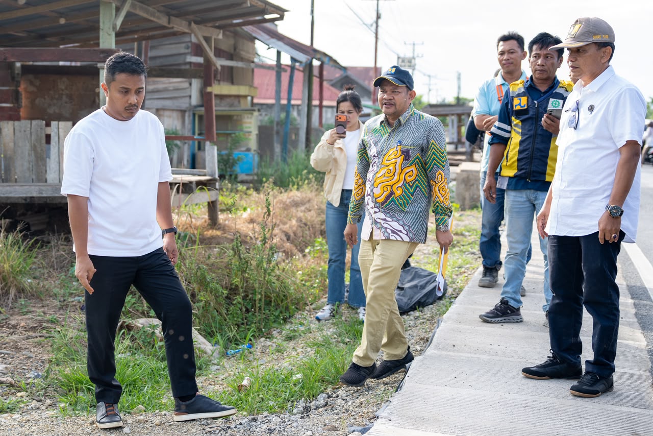 Wakil Gubernur Sumbar Vasko Ruseimy (kiri), melakukan peninjauan langsung ke lokasi pengerjaan jalan di Nagari Talang, Kabupaten Solok, Minggu sore (2/8/2026). Foto Adpsb. 