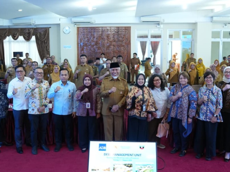 Gubernur Sumbar Mahyeldi, saat pelatihan Debt Management Unit (DMU). Pelatihan hasil kolaborasi Pemprov Sumbar dengan Asian Development Bank (ADB) dan Kementerian Koordinator Bidang Perekonomian, Senin (3/8/2026). Foto Adpsb. 