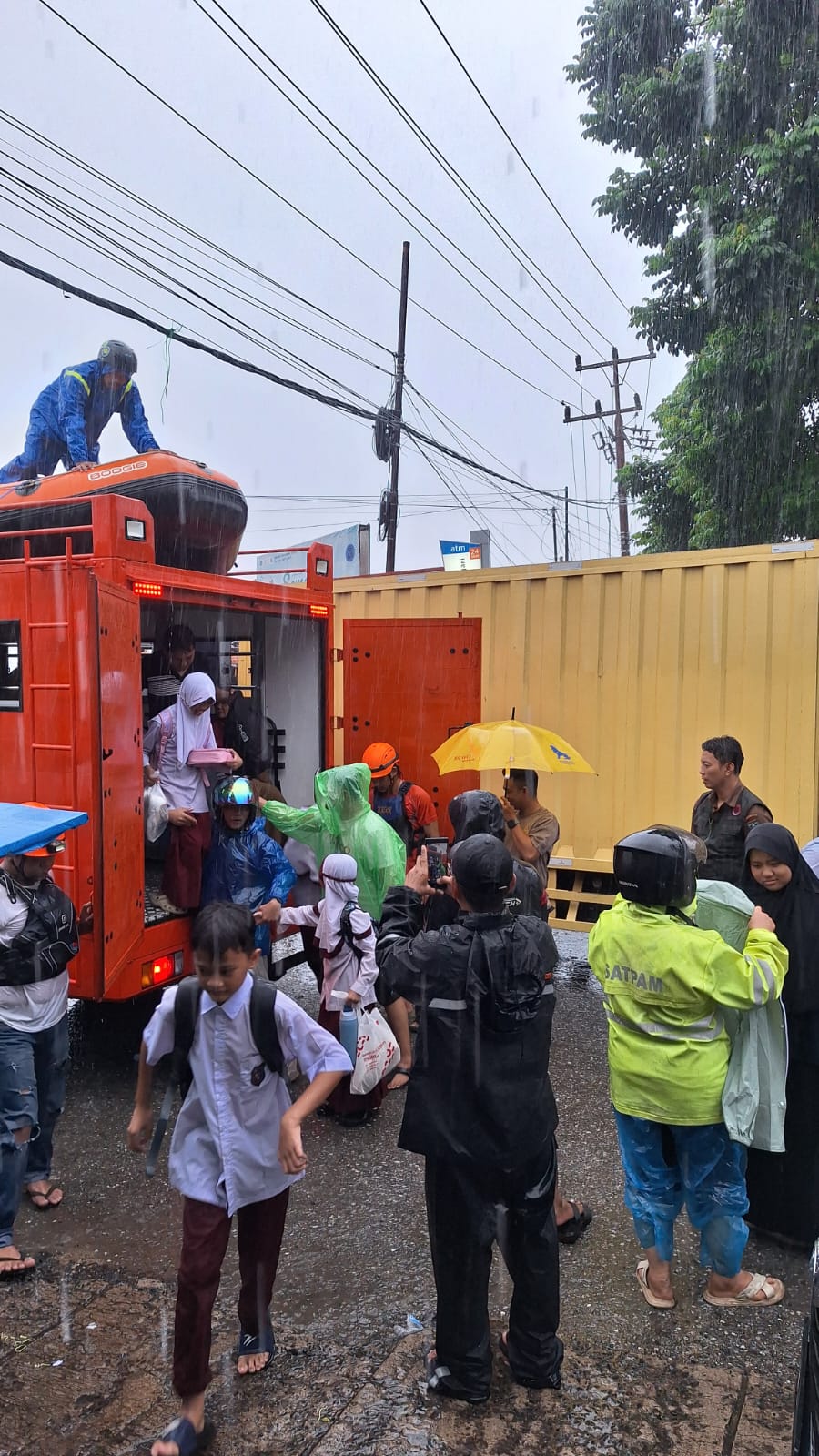 Gubernur Sumbar Mahyeldi perintahkan BPBD, Dinas Sosial, Dinas Bina Marga, Cipta Karya dan Tata Ruang (BMCKTR), Dinas Kesehatan, serta seluruh unsur terkait lainnya siaga menyelamatkan warga. Foto Adpsb. 