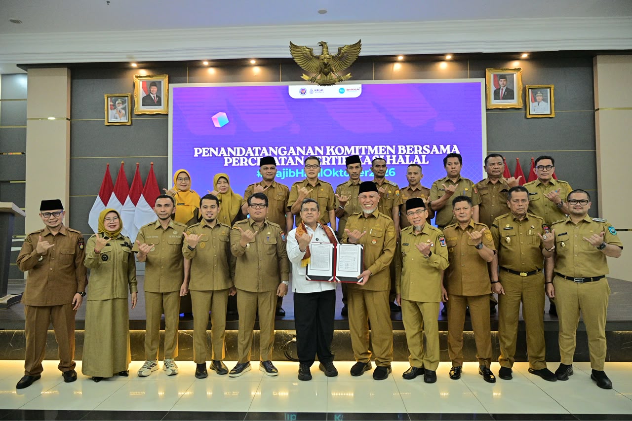 Gubernur Sumbar Mahyeldi dan Kepala BPJPH RI Ahmad Haikal Hasan bersama peserta Rakor di Padang. Foto Adpsb. 