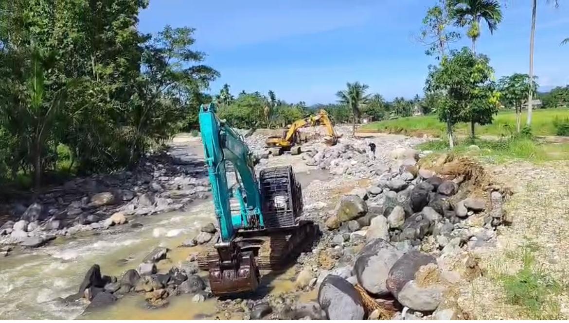 Tiga alat berat difokuskan untuk membuka kembali jalur aliran sungai yang bergeser akibat banjir sehingga aliran air kembali ke jalur semula di Batang Kuranji Padang. FotoAdpsb. . 