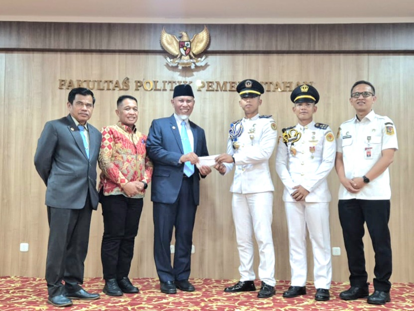 Gubernur Sumbar, Mahyeldi (kopiah hitam) setelah memberikan pembekalan kepada Praja IPDN asal Sumbar di Aula Fakultas Politik Pemerintahan IPDN, Jatinangor, Jawa Barat, Rabu (5/8/2026). Foto Adpsb. 