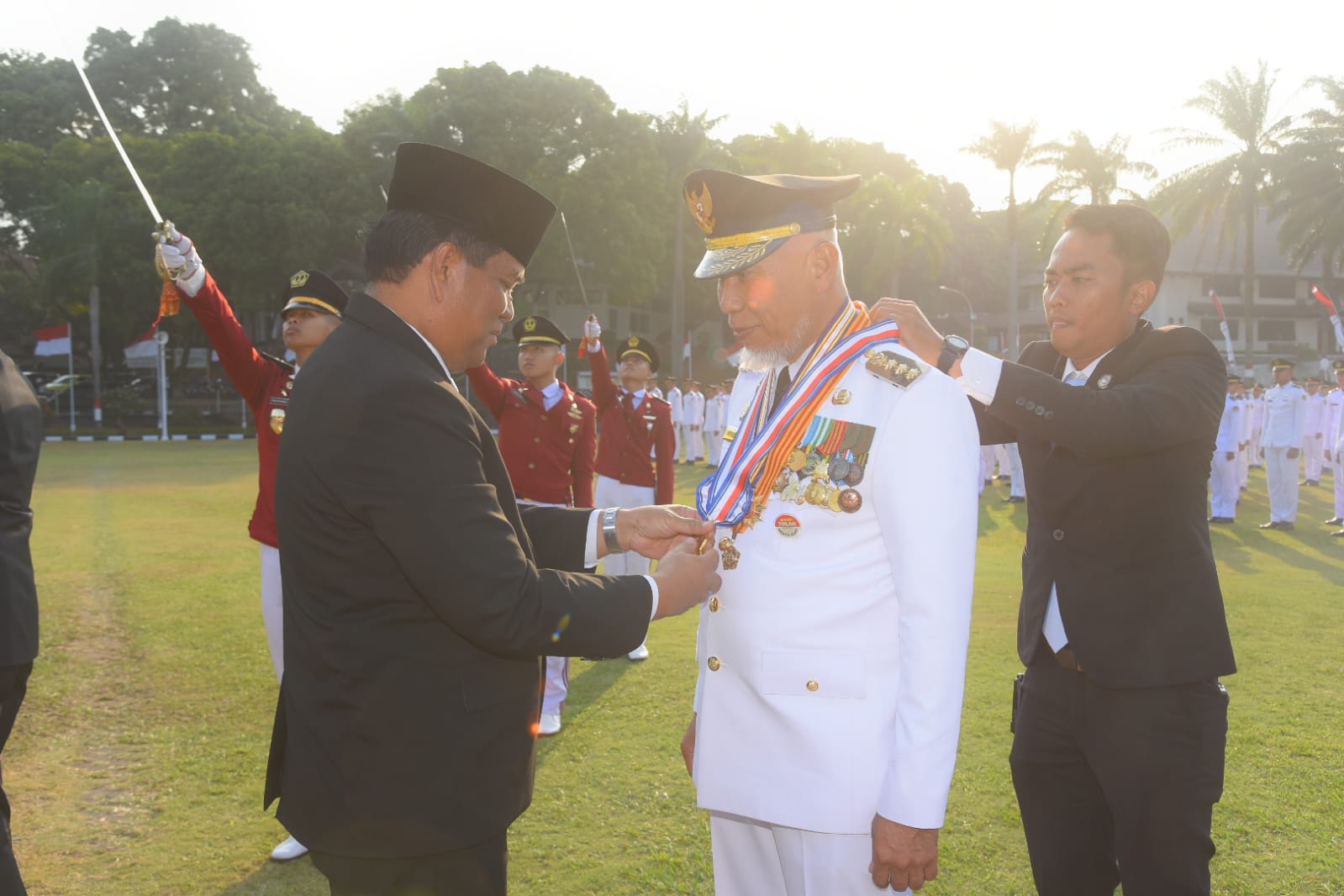 Rektor IPDN, Dr. Halilul Khairi, menganugerahkan Kartika Pamong Praja Madya kepada Gubernur Sumbar, Mahyeldi, dalam suatu upacara di Kampus IPDN Jatinangor, Kabupaten Sumedang, Jawa Barat, Rabu (5/8/2026). Foto Adpsb. 