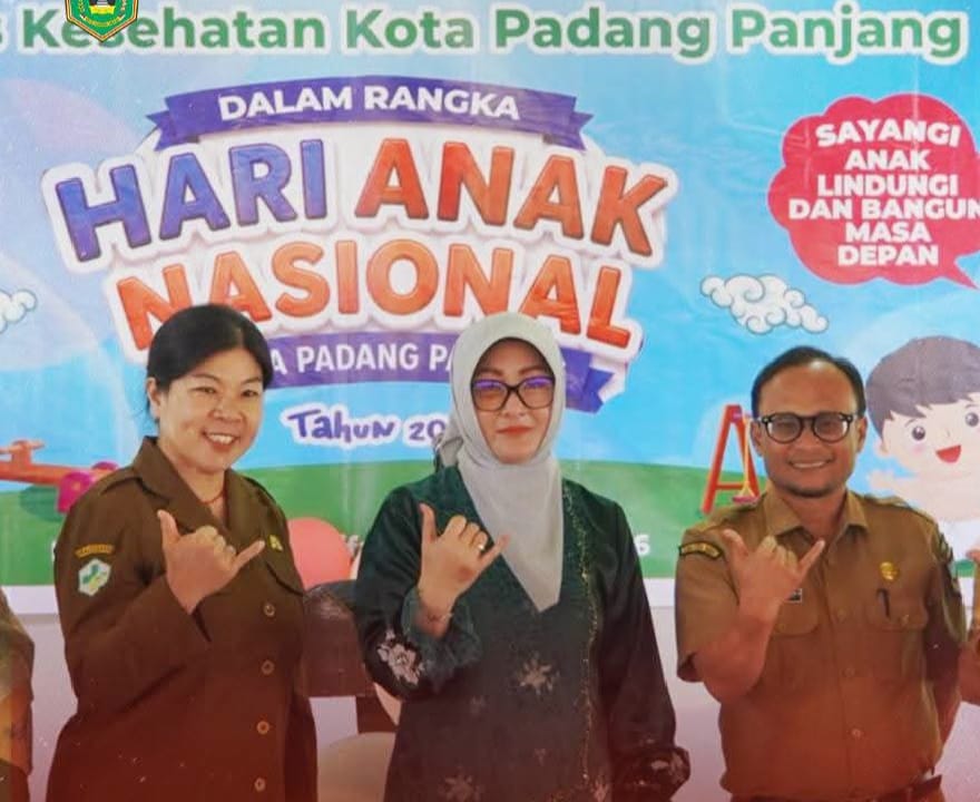 Ketua TP PKK, Maria poto bareng Ka DKK dan Kadinsos Winarno.