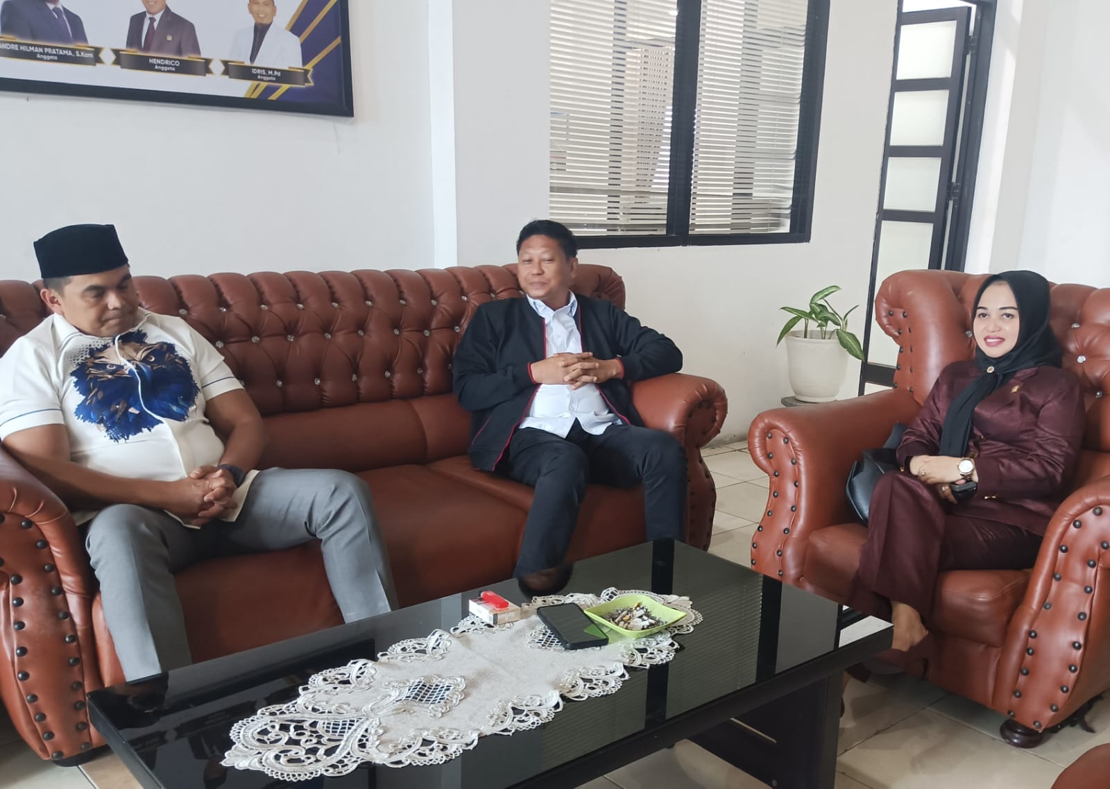 Nurafni Fitri saat bertukar pikiran dengan Ketua DPRD Pelalawan Riau.