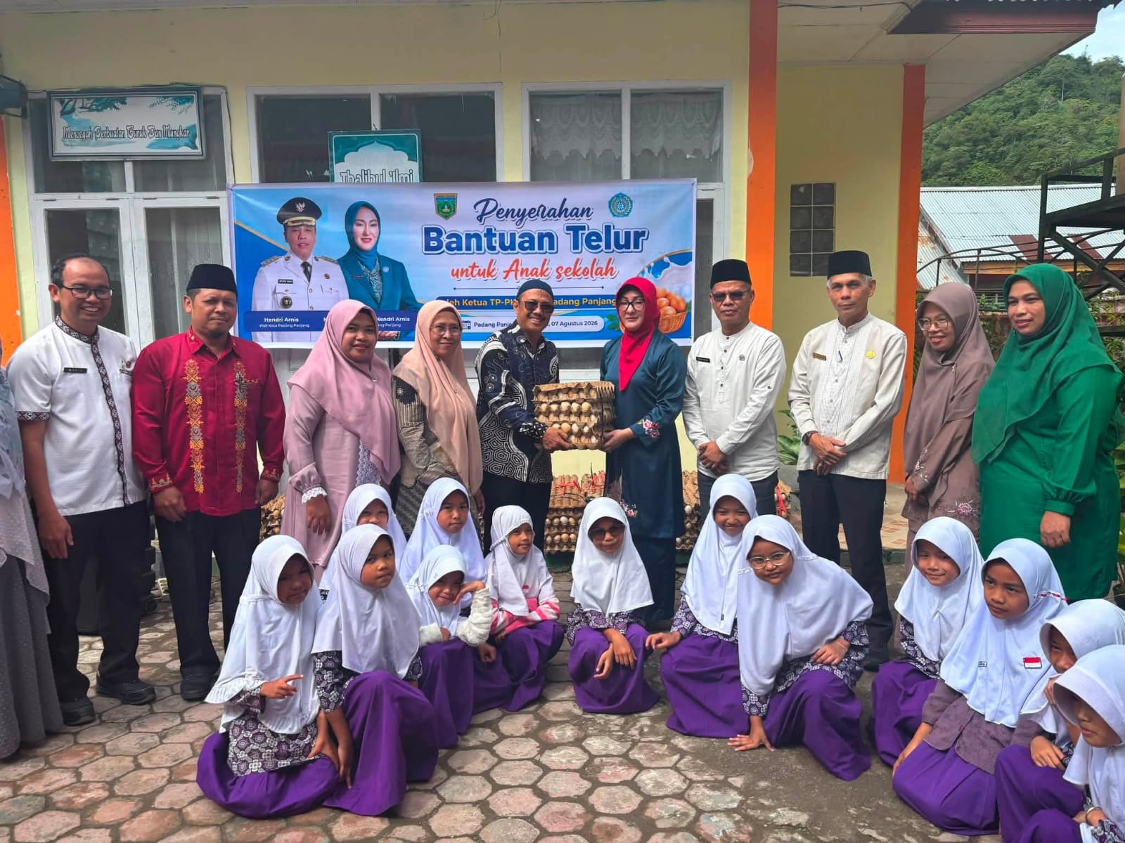 Suasana penyerahan telur oleh Ketua TP PKK