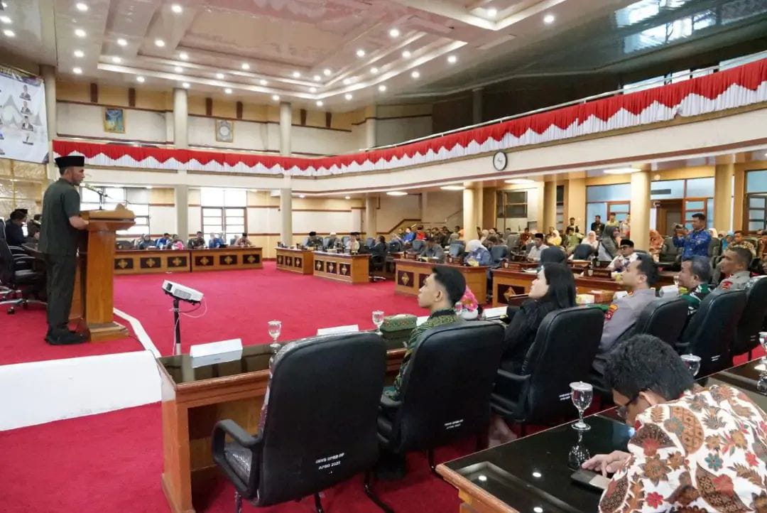 Wawako Allex saat sampaikan rancangan perubahan APBD 2026 di forum rapat. DPRD.