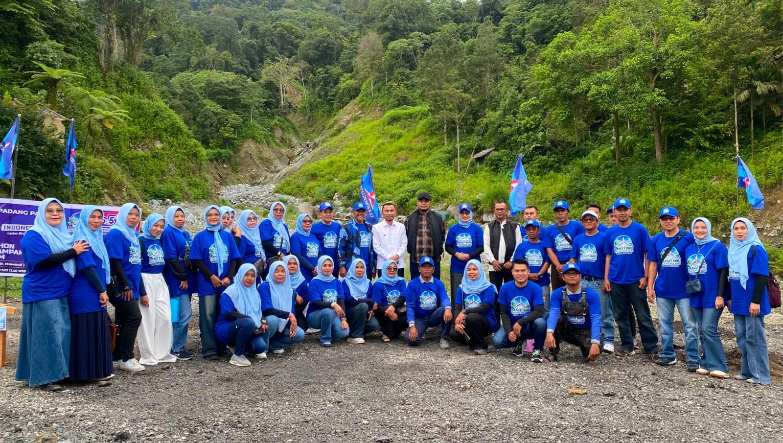 Pengurus dan kader partai Demokrat Padang Panjang, gelar sesi poto bareng usai lakukan penanaman pohon
