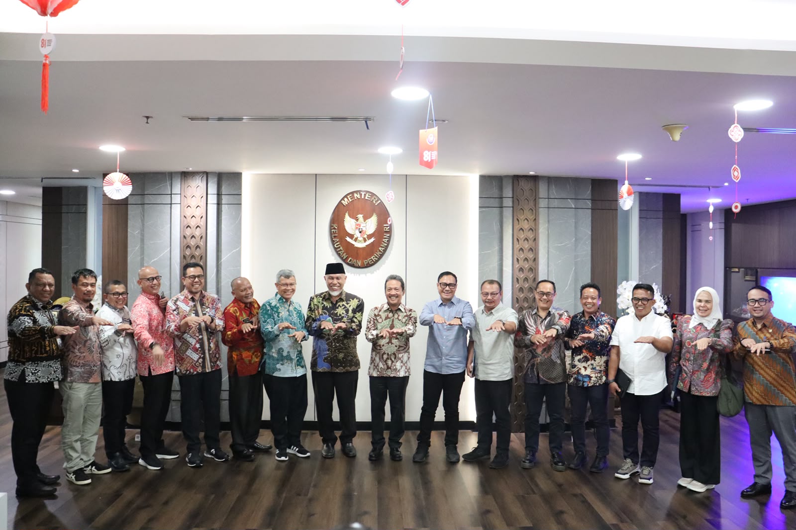 Gubernur Sumatera Barat Mahyeldi dan jajaran dalam pertemuan dengan Menteri KKP di Jakarta. Foto Adpsb. 