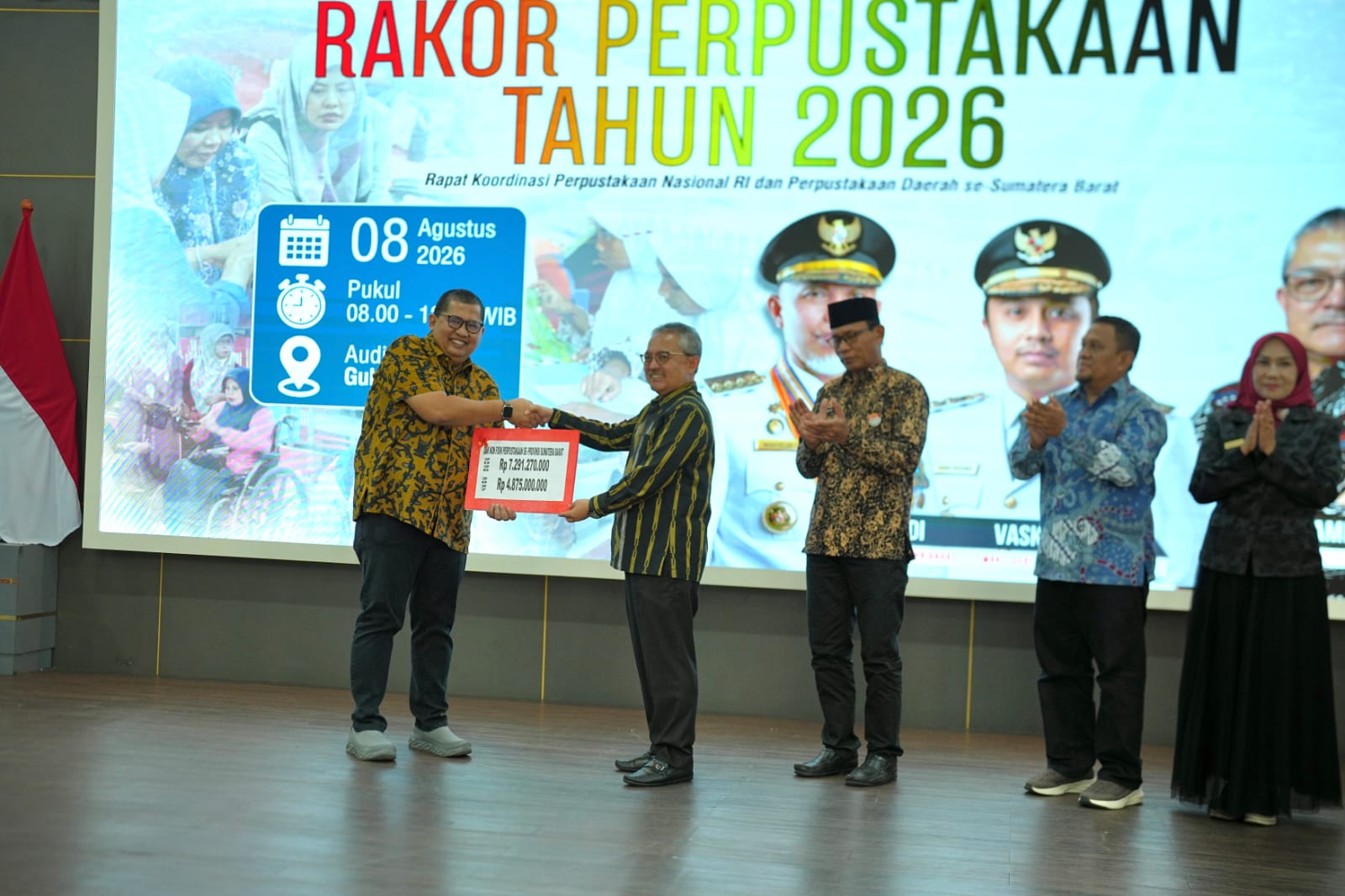 Mewakili Gubernur Sumbar, Asisten Administrasi Umum, Medi Iswandi (kiri), selesai Rakor Perpustakaan Sumbar 2026. Foto Dikominfotik.