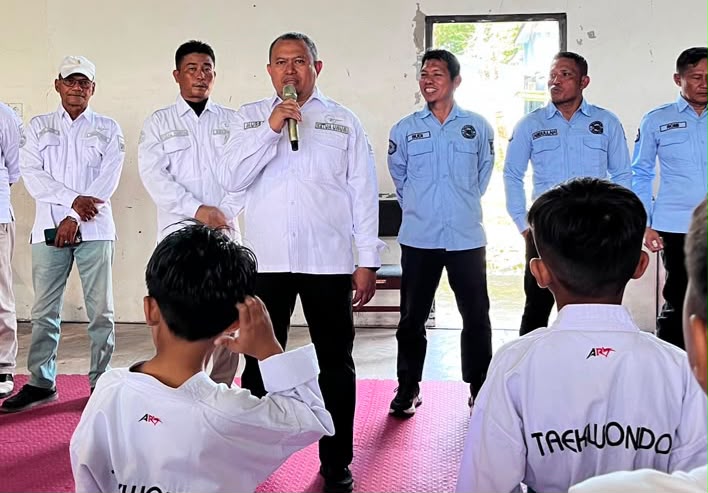 Ketua Umum Pengkot TI Kota Padang, Mursalim saat membuka UKT Geup 2 Taekwondo Indonesia (TI) Kota Padang Tahun 2026 di GOR H. Agus Salim. Foto Adpsb. 