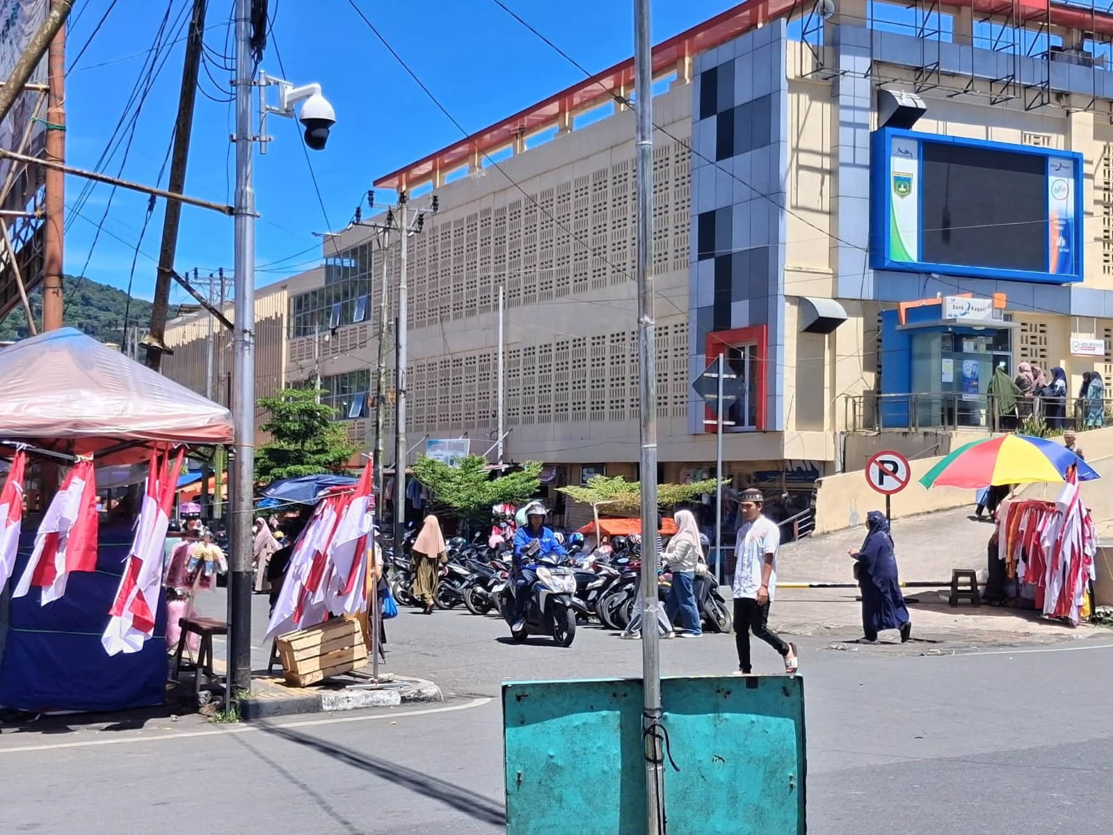 Lapak pedagang penjual bendera makin marak di pasar Padang Panjang jelang peringatan HUT RI ke.81.