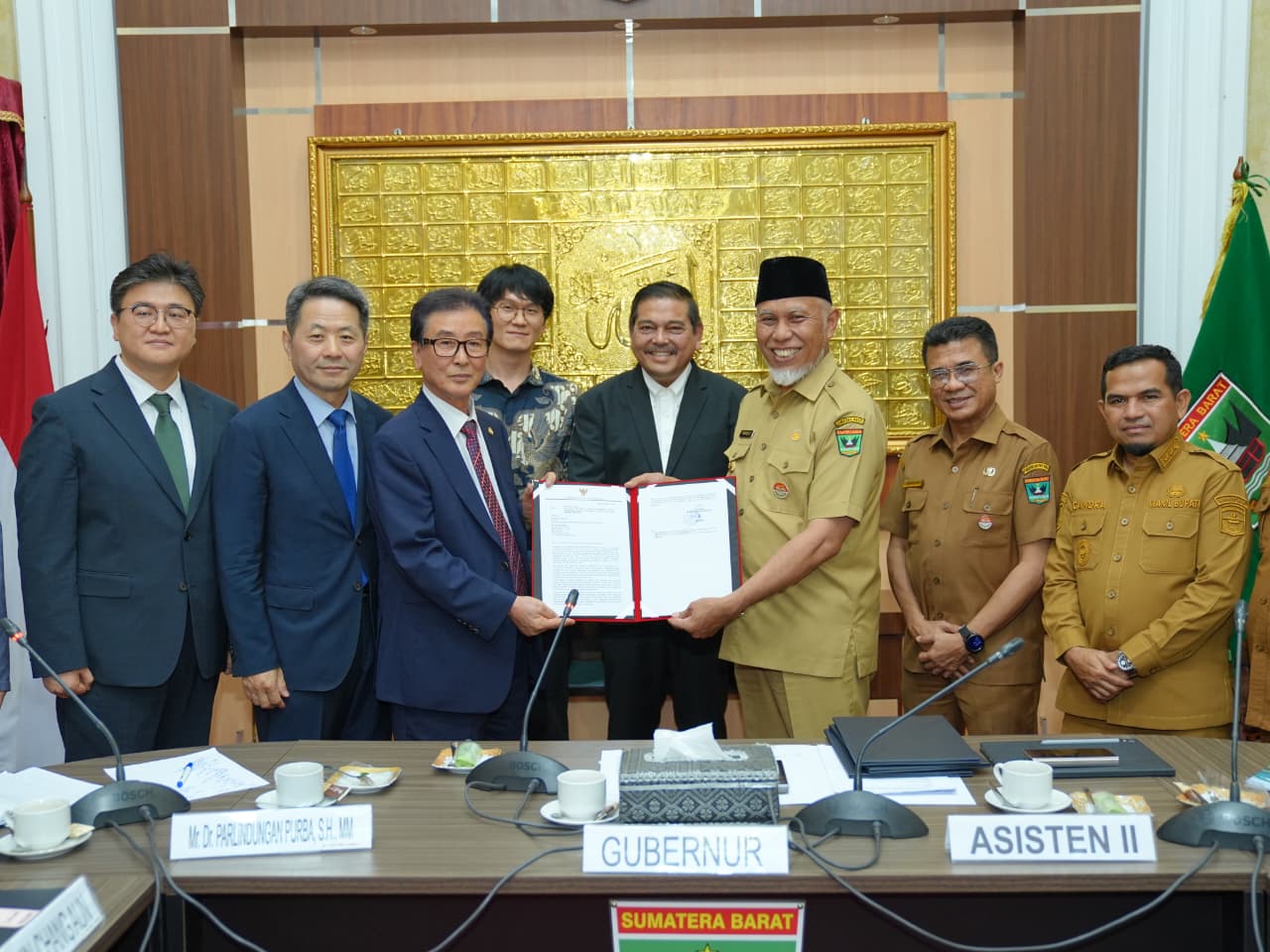 Gubernur Sumatera Barat, Mahyeldi, menyerahkan balasan LOI peluang investasi bersama konsorsium Korea Selatan. Foto Adpsb. 