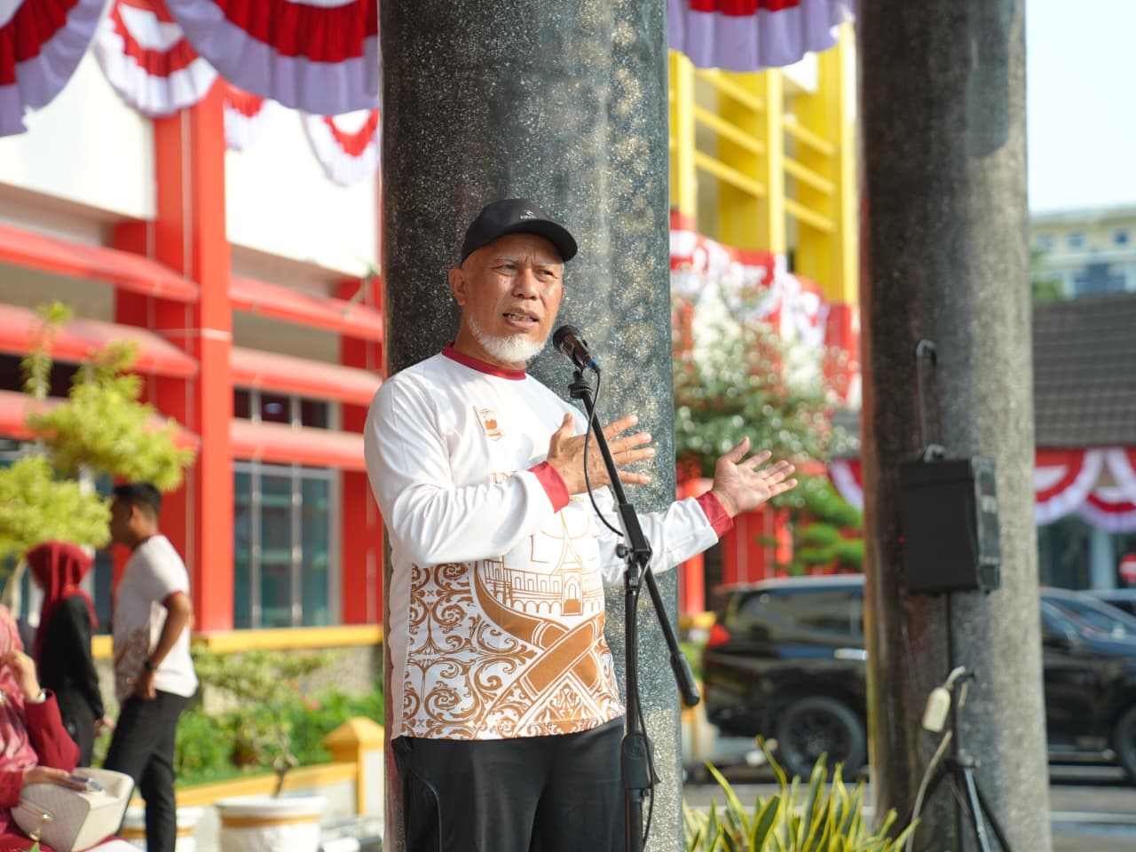 Gubernur Sumatera Barat, Mahyeldi Ansharullah membuka kegiatan rangkaian perlombaan Semarak HUT RI th 2026  di Halaman kantor Gubernuran , Rabu (12/8/2026). Foto Adpsb. 