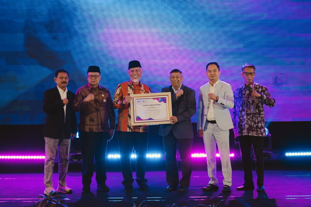 Gubernur Sumatera Barat Mahyeldi (kiri) menerima piagam Indonesia inspiring Teacher yang di serahkan oleh Herdinalsky selaku founder, di Padang, Kamis (13/8/2026). ?Foto: Dok. Makopim/Adp.