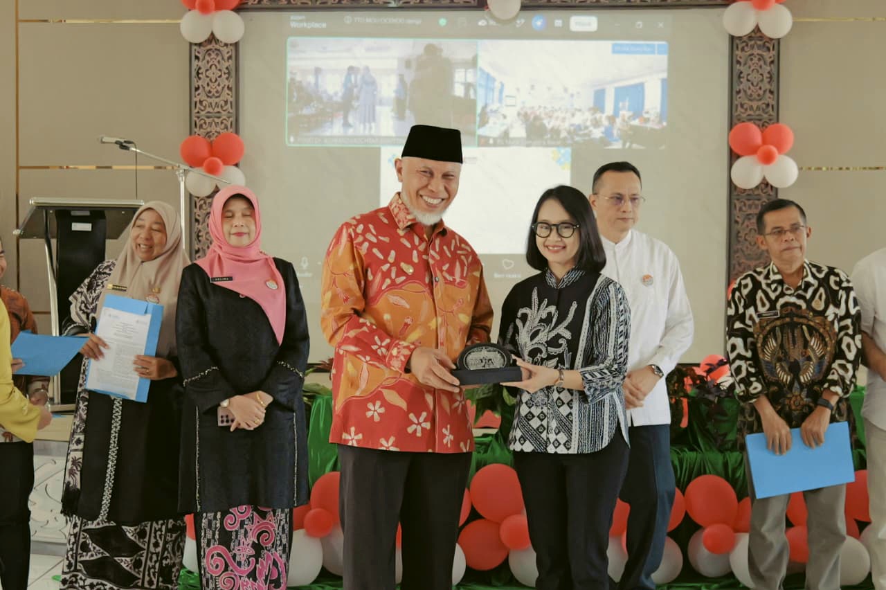 Gubernur Sumbar Mahyeldi saat menghadiri penandatanganan Nota Kesepahaman (MoU) Pengampuan Pelayanan Mata antara Pemprov Sumbar dan Rumah Sakit Mata Cicendo Bandung, di RSUD Dr. Achmad Mochtar Bukittinggi, Jumat (14/8/2026). Foto Adpsb. 