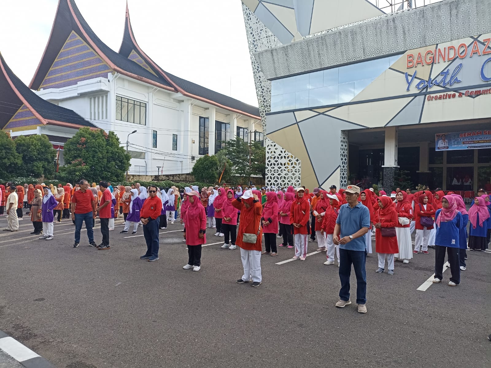 Hampir 600 orang pensiunan yang tergabung dalam PWRI Kota Padang melakukan senam massal, di halaman Youth Center, Sabtu (15/8/2026). Foto Punil M.