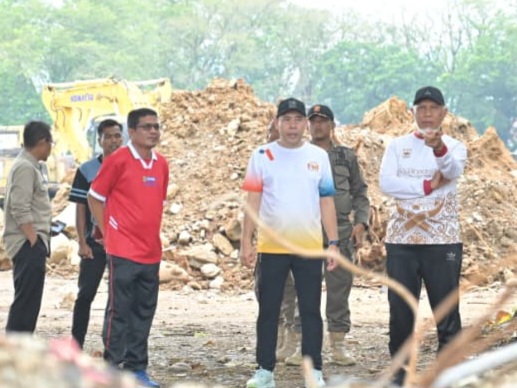 Gubernur Sumatera Barat, Mahyeldi Ansharullah (kanan) meninjau proses awal rekonstruksi GOR H. Agus Salim Padang, Minggu (16/8/2026). Foto Adpsb. 
