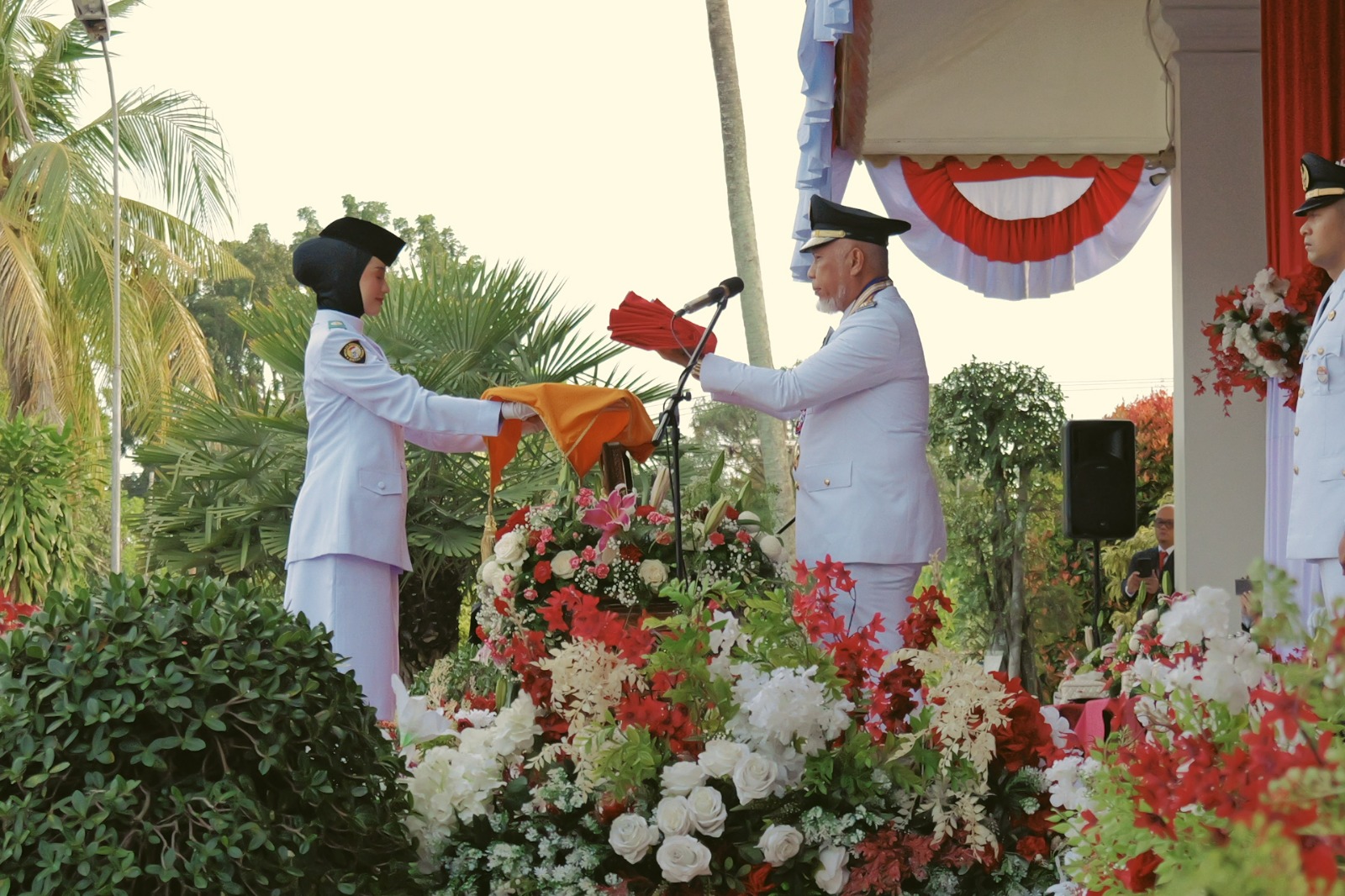 Gubernur Sumbar, Mahyeldi bertindak sebagai Inspektur Upacara Peringatan HUT ke-81 Kemerdekaan Republik Indonesia di halaman Istana Gubernur Sumatera Barat, Senin (17/8/2026). Foto Adpsb. 