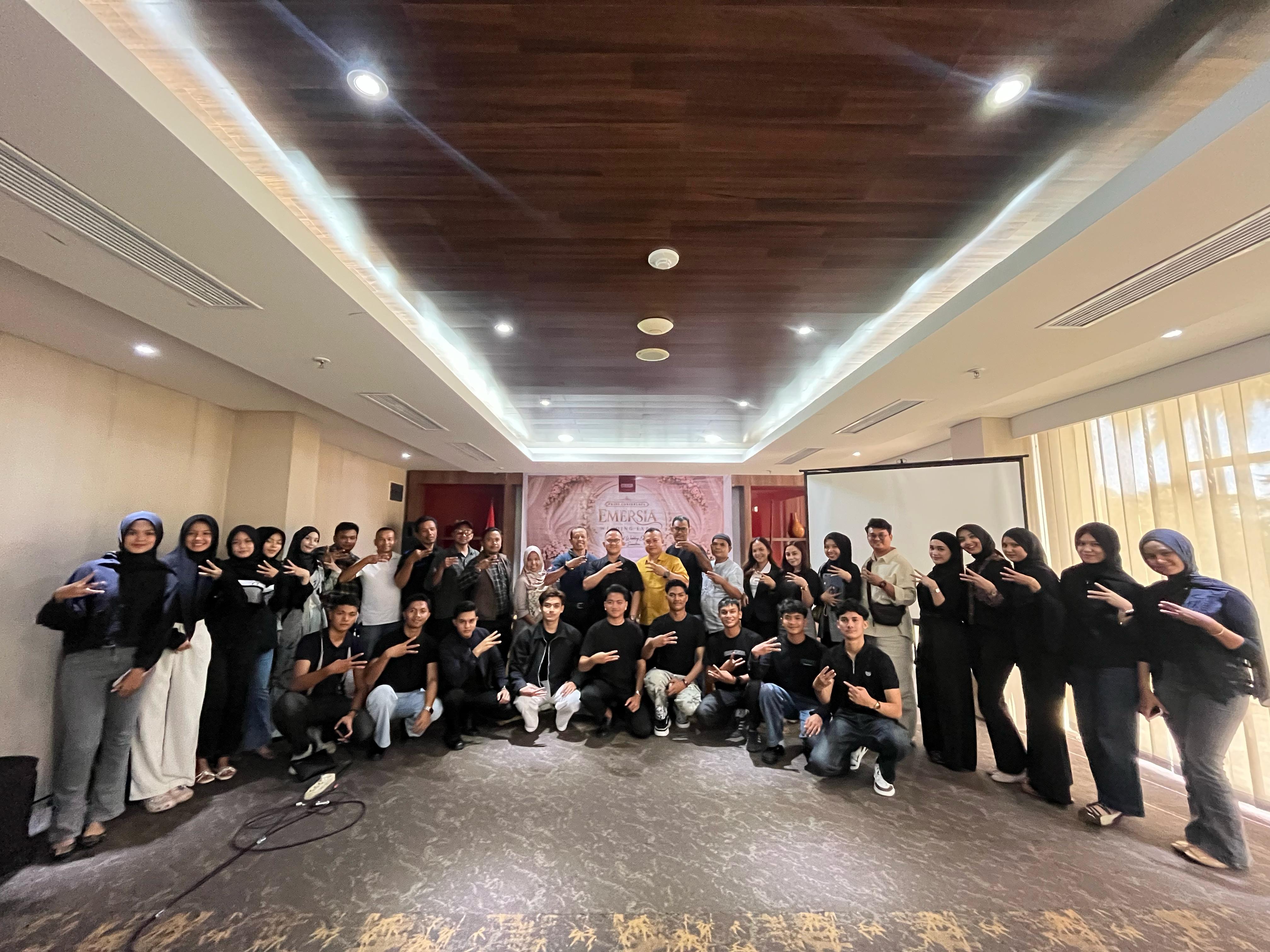 Foto : Bersama awak media, tim Emersia Wedding Expo, foto bersama.