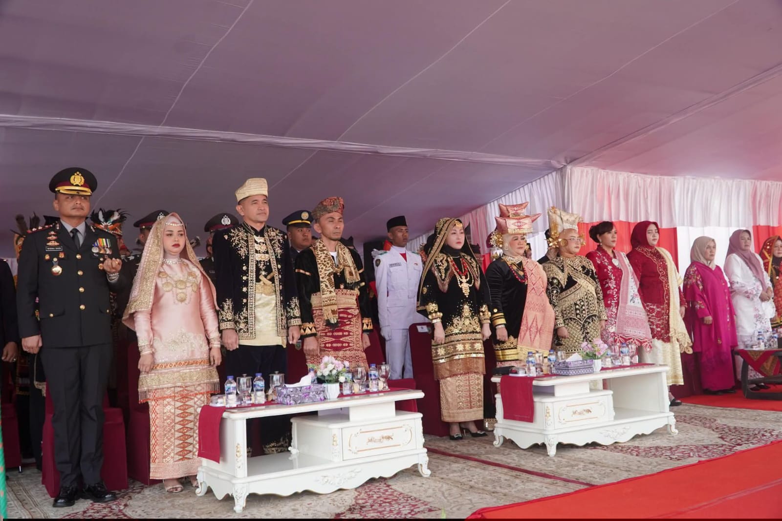 Peserta upacara HUT Kemerdekaan RI ke.81 di Kota Padang Panjang memakai pakaian adat.