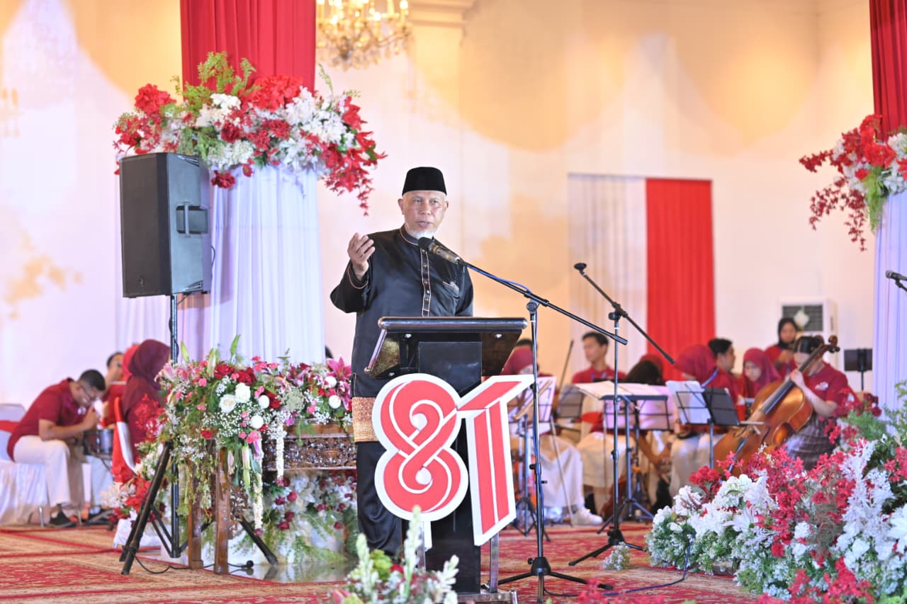 Gubernur Mahyeldi saat memberikan sambutan pada Malam Resepsi Peringatan HUT ke-81 Kemerdekaan RI 2026 di Halaman Istana Gubernur Sumatera Barat, Senin (17/8/2026) malam. Foto Adpsb. 