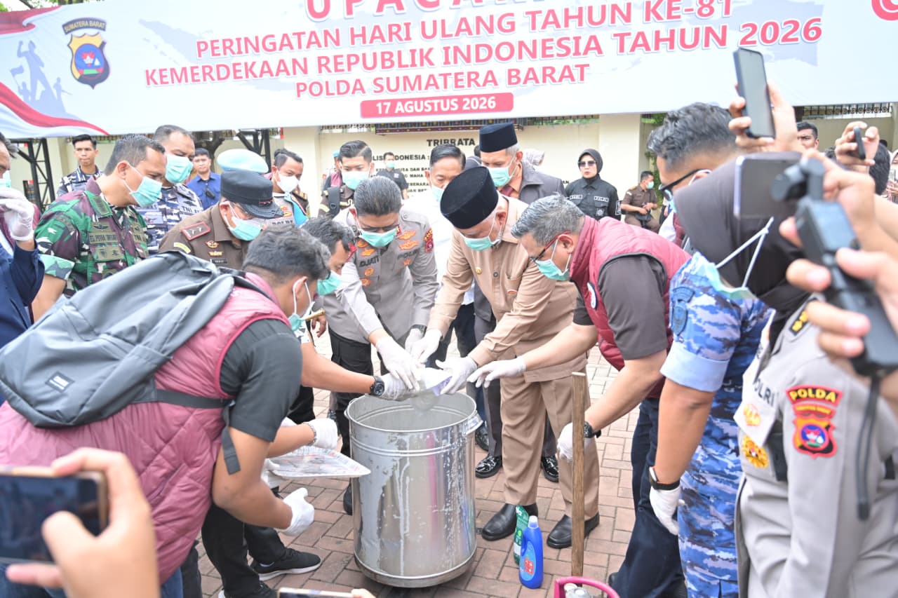 Gubernur Mahyeldi (berkopiah) saat menghadiri konferensi pers dan pemusnahan barang bukti narkotika di halaman Mapolda Sumbar, Selasa (18/8/2026). Foto Adpsb. 