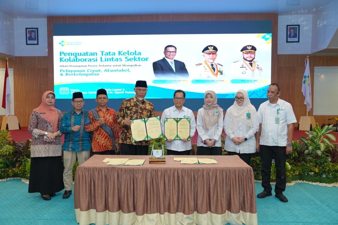 Gubernur Sumatera Barat Mahyeldi Ansharullah (kiri), Direktur Utama RSUP Dr. M. Djamil Padang Dovy Djanas (kanan) selesai menandatangani MoU dan Perjanjian Kerja Sama Kolaborasi Lintas Sektor dalam Penanganan Pasien Terlantar di Sumatera Barat di Auditori