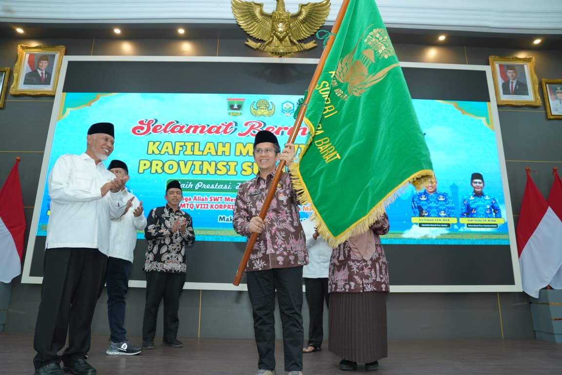 Gubernur Sumbar melepas Kafilah MTQ KORPRI Provinsi Sumbar yang akan berlaga pada MTQ ke-8 KORPRI Tingkat Nasional. Tampak Ketua KORPRI Provinsi Sumbar, Andri Yulika, SH., M.Hum mengibaskan pataka Korpri Sumbar. Foto Adpsb. 