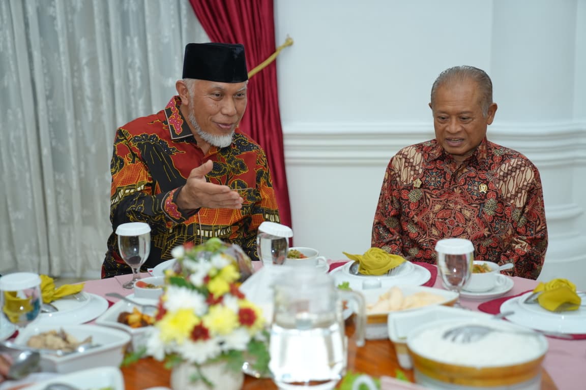 Gubernur Sumatera Barat Mahyeld (kiri), menjamu makan malam Ketua Umum Dewan Pengurus Pusat Ikatan Keluarga Alumni Lemhannas, Purnomo Yusgiantoro (kanan) beserta rombongan, di Istana Gubernuran , jumat (21/8/2026). ?Foto: Dok. Makopim/David.
