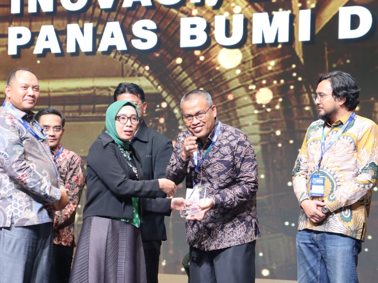 Sekdaprov Sumbar, Arry Yuswandi, yang hadir mewakili Gubernur Sumbar Mahyeldi Ansharullah, menerima penghargaan dalam The 12th Indonesia International Geothermal Convention & Exhibition (IIGCE) 2026 di Jakarta International Convention Center (JICC), Jakar