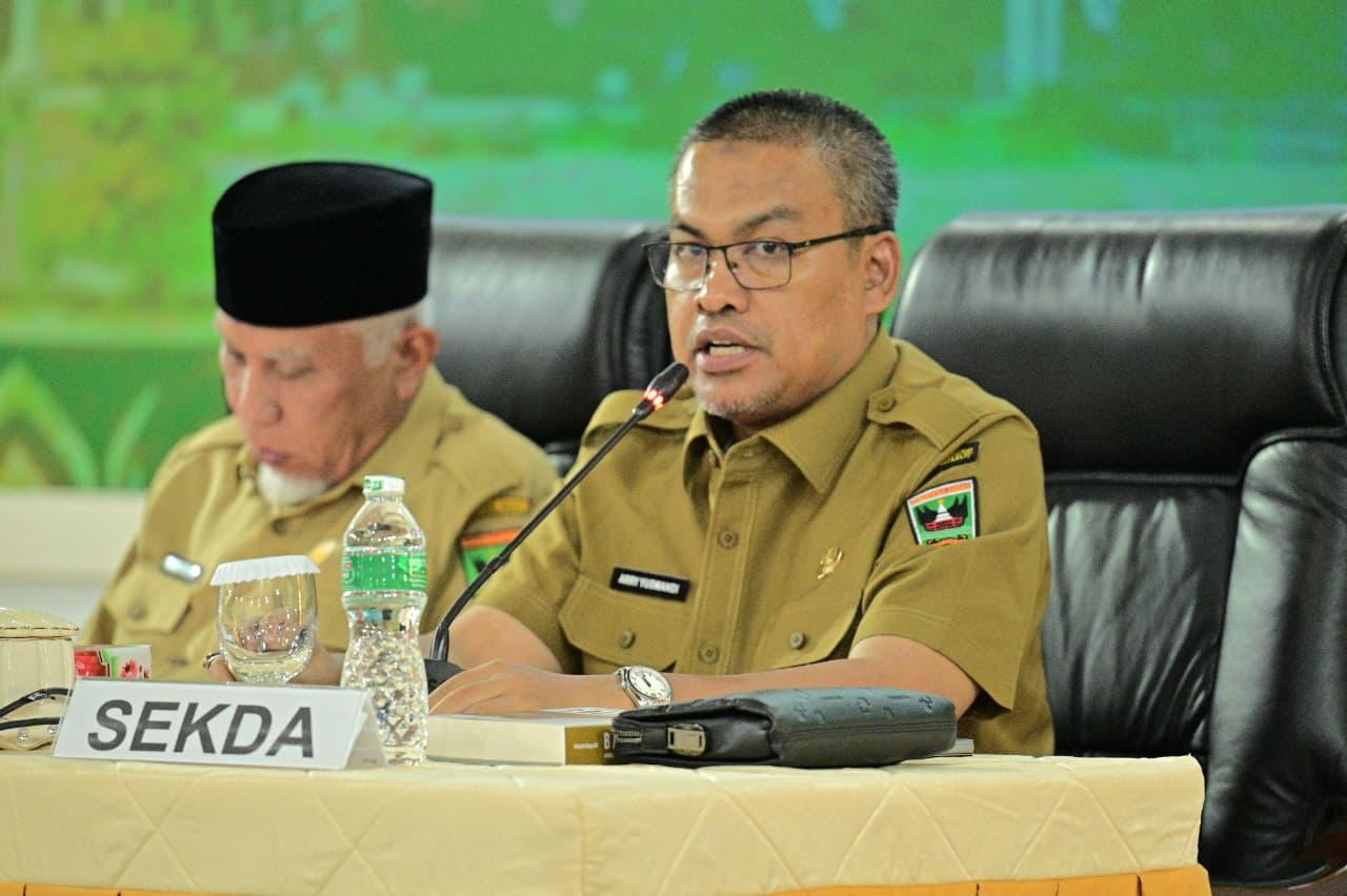Sekretaris Daerah Provinsi Sumbar, Arry Yuswandi (kanan) bersama Gubernur Sumatera Barat Mahyeldi. Arry mengatakan pihaknya langsung melakukan klarifikasi terhadap rekaman video viral. Foto Adpsb. 