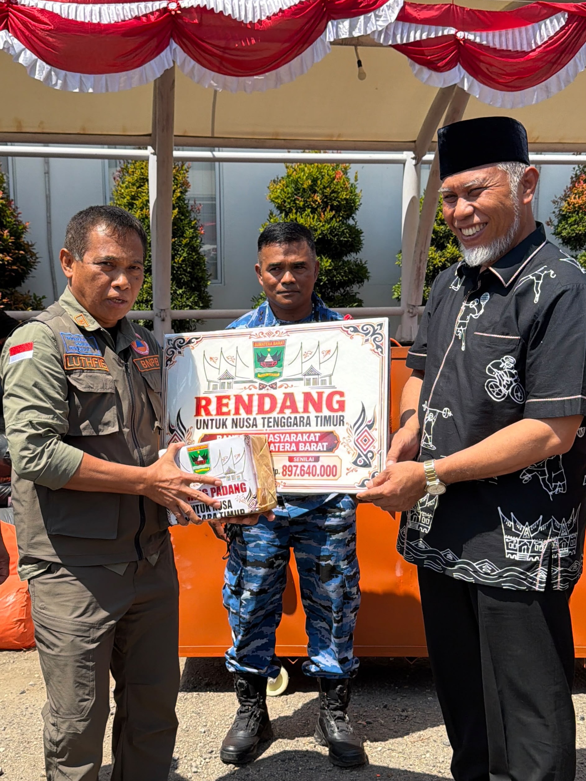 Gubernur Sumbar, Mahyeldi Ansharullah (kanan) menyerahkan bantuan Rendang saat berada di Labuan Bajo, Provinsi NTT, Selasa (25/8/2026). Foto Adpsb. 