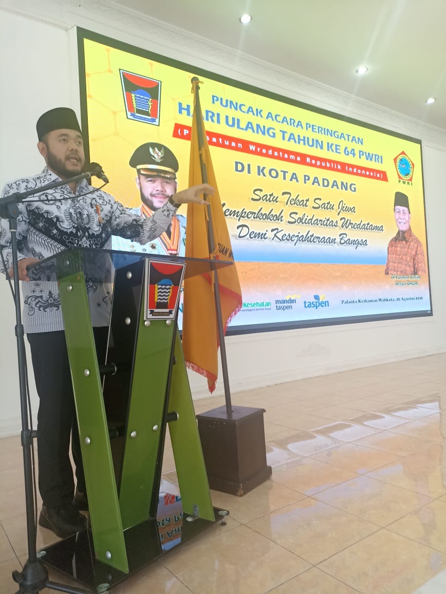 Wali Kota Padang, Fadly Amran, menyampaikan pesan penting kepada sekitar 500 anggota PWRI Padang. Foto Punil