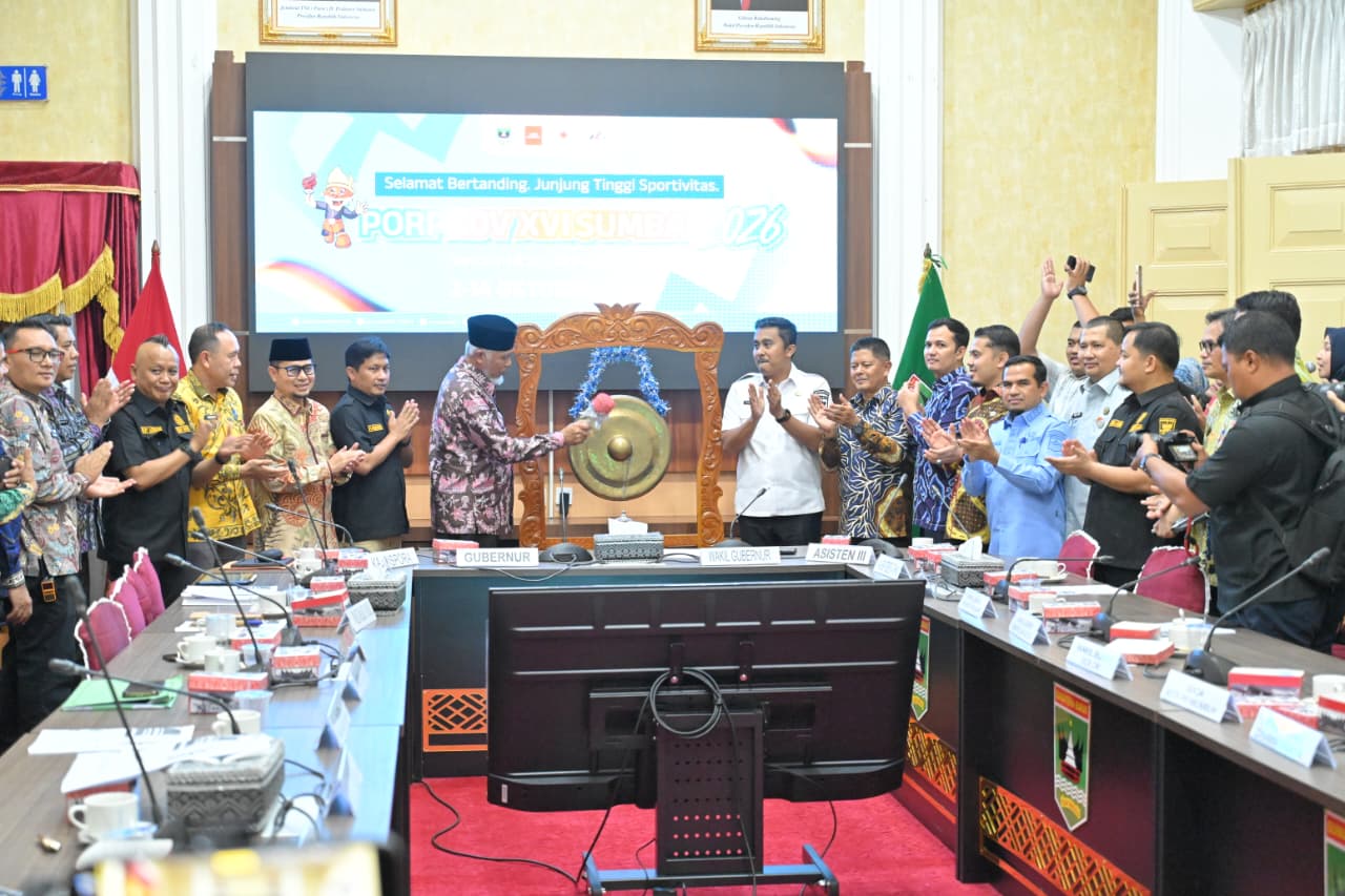 Gubernur Sumatera Barat, Mahyeldi Ansharullah memukul gong didampingi Wagub, Vasko Ruseimy (kanan) tanda diluncurkan Porprov XVI Sumatera Barat Tahun 2026 di Istana Gubernur, Kamis (27/8/2026) Foto : Dok. Makopim/Ab.