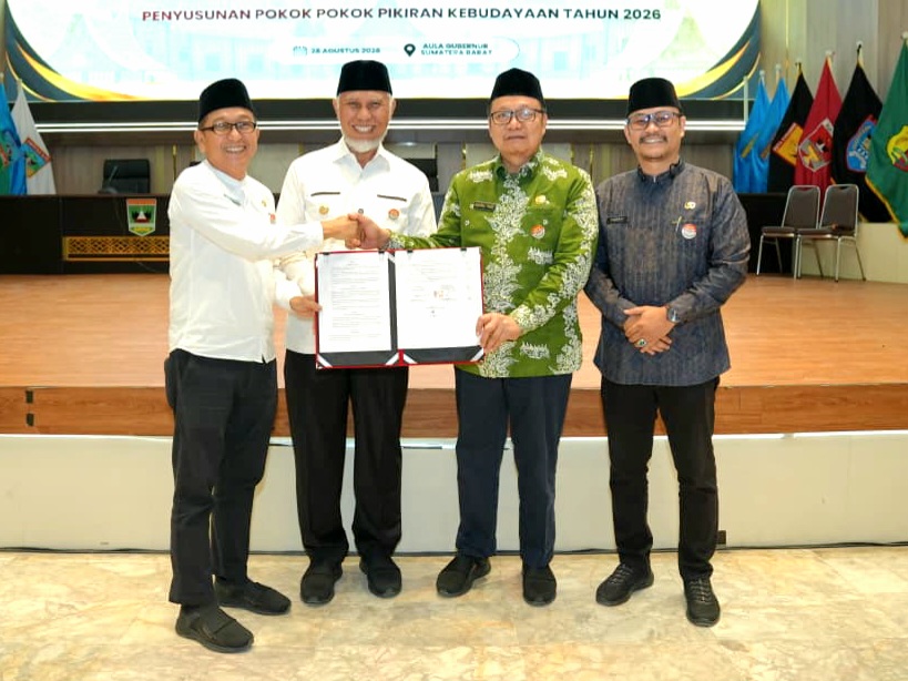Gubernur Sumatera Barat, Mahyeldi Ansharullah (dua dari kini), menyerahkan sertifikat Warisan Budaya Takbenda Indonesia (WBTBI) Tahun 2025 kepada 16 kabupaten/kota di Sumbar. Foto Adpsb. 