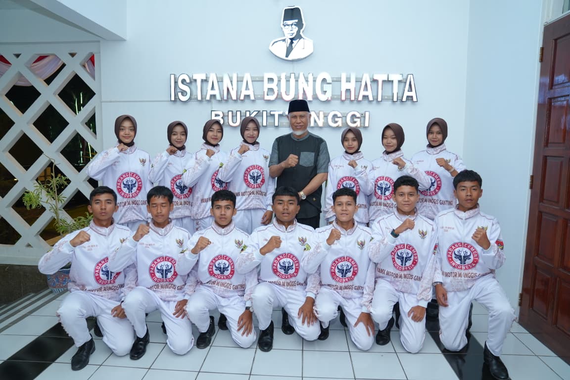 Gubernur Sumatera Barat Mahyeldi Ansharullah (tengah), foto bersama dengan Peserta LKBB MPR RI 26 setelah melepas peserta dari Man 1 kota Bukittinggi di Aula Istana Bung Hatta Kota Bukittinggi, Sabtu (29/8/2026). ?Foto: Dok. Makopim/David.