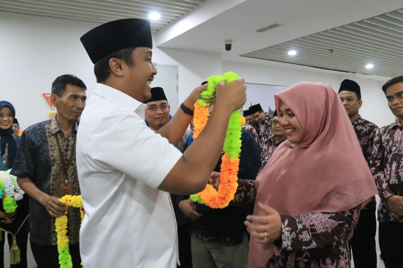 Wakil Gubernur Sumbar Vasko Ruseimy menyambut kedatangan Kafilah Korpri Sumatera Barat, yang membawa gelar juara umum MTQ Nasional Korpri untuk ketiga kalinya. Foto Dok: Makopim