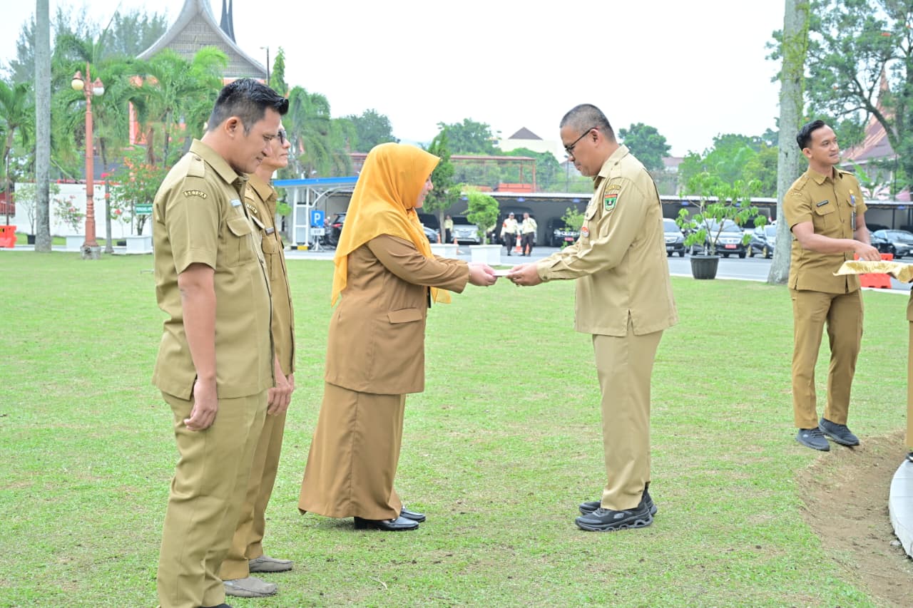 Sekda Provinsi Sumatera Barat Arry Yuswandi (kanan) menyerahkan penghargaan kepada ASN sekretariat daerah yang meraih prestasi di bidang agama dan olahraga. Foto : Makopim / romzy.