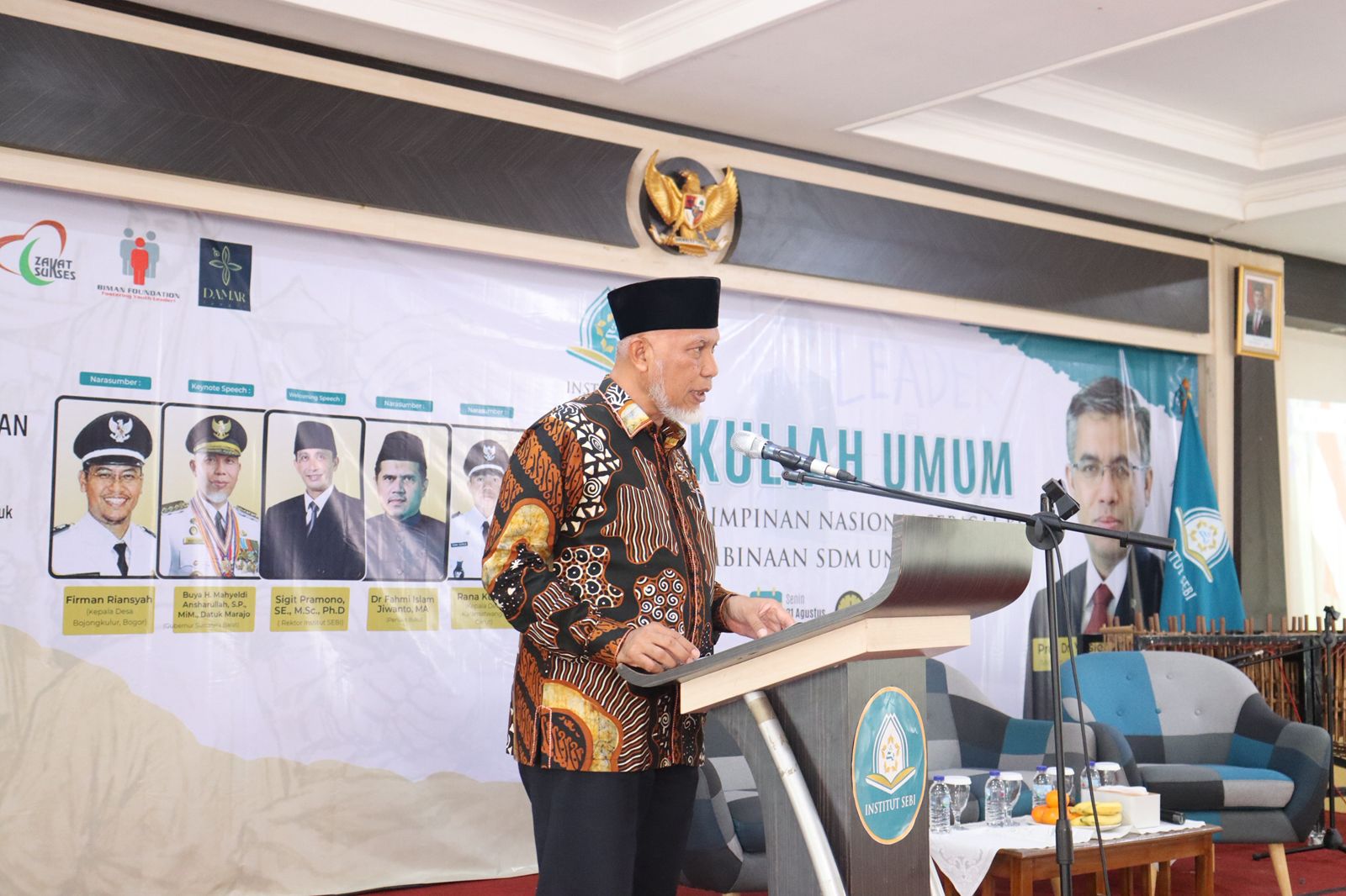 Gubernur Sumatera Barat saat menjadi Keynote Speaker pada Kuliah Umum bertajuk "Kepemimpinan Nasional sebagai Kunci Pembinaan SDM Unggul Bangsa" di Institute SEBI, Depok, Jawa Barat, Senin (31/8/2026). Foto Adpsb. 