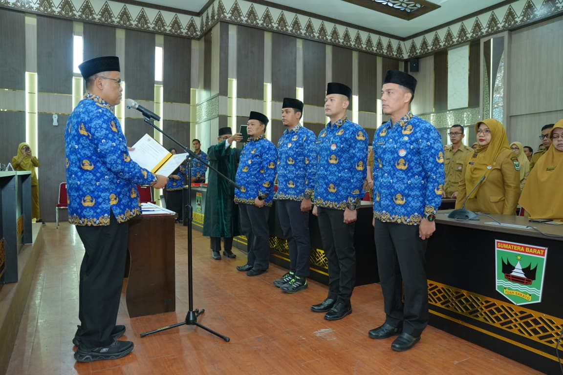 Sekretaris Daerah Provinsi Sumatera Barat Arry Yuswandi melantik Empat Pejabat Administrator (eselon III) di Lingkungan Pemerintah Prov Sumbar , Selasa (1/9/2026). ?Foto: Dok. Makopim/David.