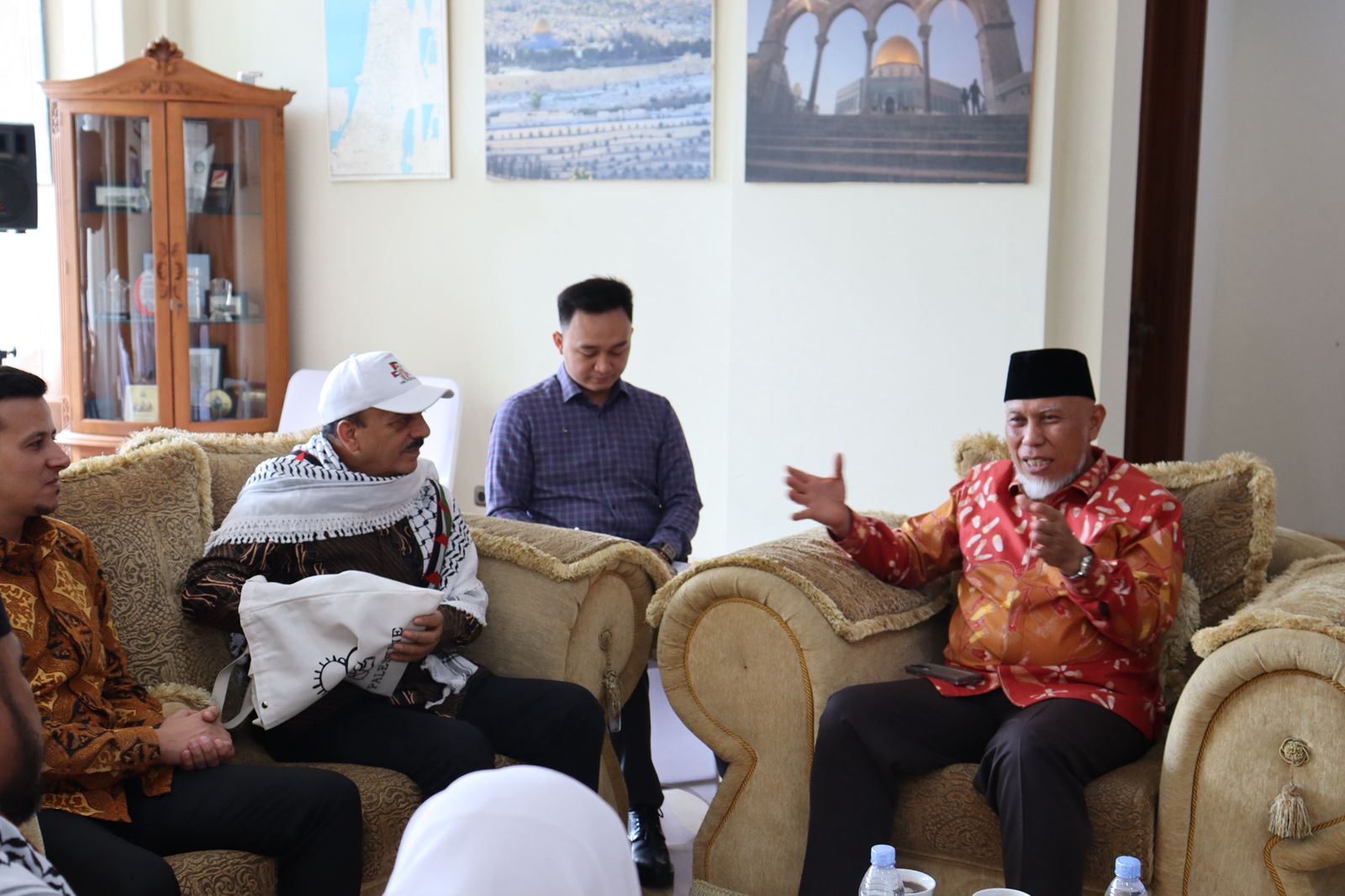 Gubernur Sumatera Barat, Mahyeldi Ansharullah (kanan) sedang berdialog dengan Duta Besar Palestina untuk Republik Indonesia, Abdulfattah A.K. Al-Sattari, di Kantor Kedutaan Besar Palestina, Jakarta Pusat. Foto Adpsb. 