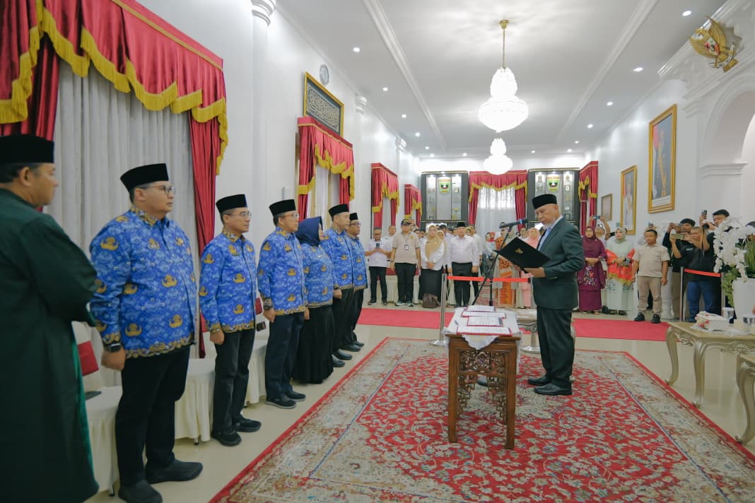 Gubernur Sumatera Barat Mahyeldi (kanan) lantik Enam Pejabat Eselon 2 yakni Medi Iswandi, Adib Alfikri, Yozarwardi Usama Putra, Mahdianur, Fasliatul Fuaddi dan Kuartini Deti Putri, di Istana Gubernuran, Rabu (02/09/2026). ?Foto: Dok. Makopim/Adp.