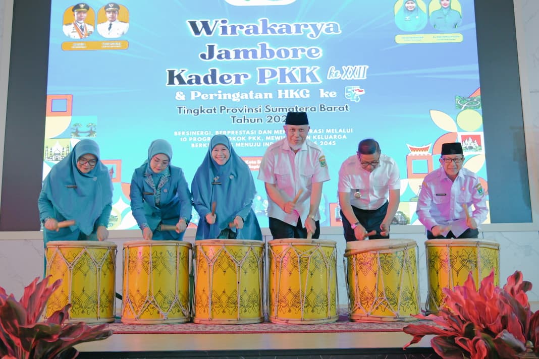 Gubernur Sumatera Barat Mahyeldi (tengah) Membuka Jambore PKK tahun 2026 didampingi Ketua PKK Ny. Harnely Mahyeldi, ketua BKOW, ketua DWP, Walikota Bukittingi dan Kadis DPMD Sumbar, Istana Bung Hatta Bukittinggi, Rabu (2/9/2026). Foto: Dok. Makopim/Adp.