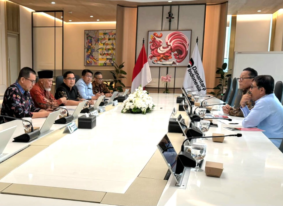 Gubernur Sumbar Mahyeldi (berkopiah, kiri) dan rombongan berdialog dengan Chief Operating Officer (COO) Danantara, Dony Oskaria, di Jakarta, Kamis (3/9/2026). Foto Adpsb. 
