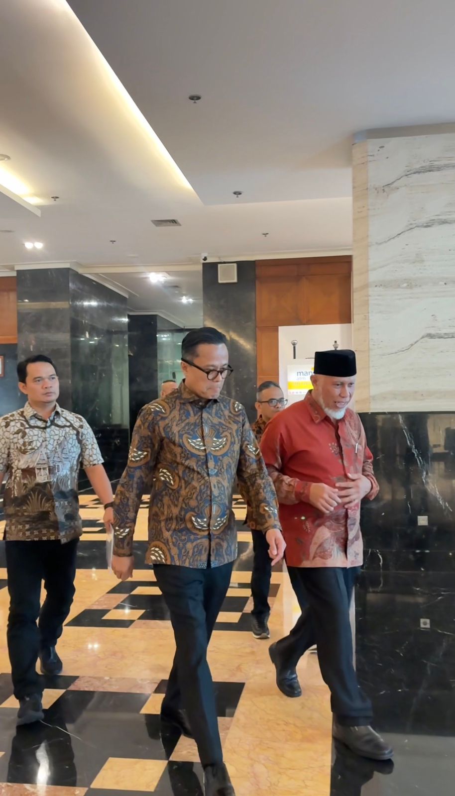 Gubernur Sumbar, Mahyeldi, mengusulkan investasi Danantara pada sejumlah infrastruktur strategis di Sumbar saat bertemu dengan Chief Operating Officer (COO) Danantara, Dony Oskaria, di Jakarta. Foto Adpsb. 